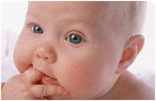 Beba gricka prstiće