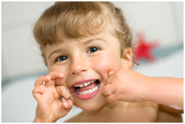 Devojčica čisti zube koncem