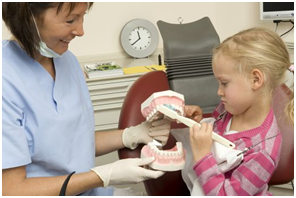 Devojčica kod stomatologa