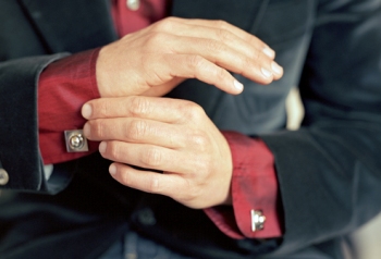 Mu&scaron;karac zakopčava manžetne