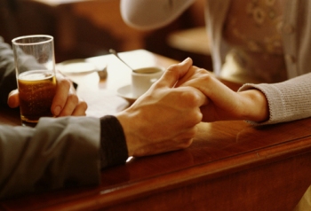 Mu&scaron;karac i žena se drže za ruke