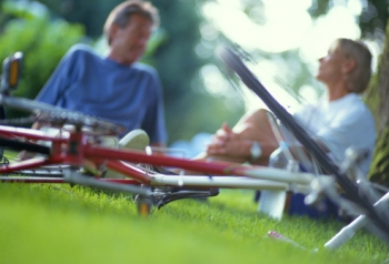 Mu&scaron;karac i žena odmaraju na travi