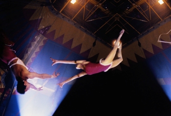 Mu&scaron;karac i žena izvode tačku u cirkusu