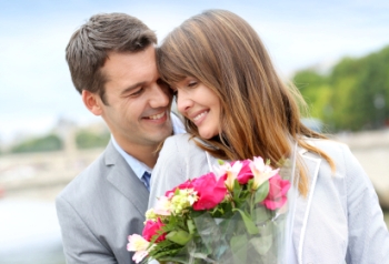 Mu&scaron;karac daje ženi cveće