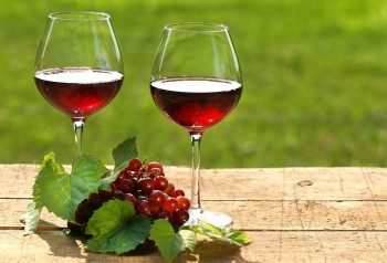 Dve ča&scaron;e vina